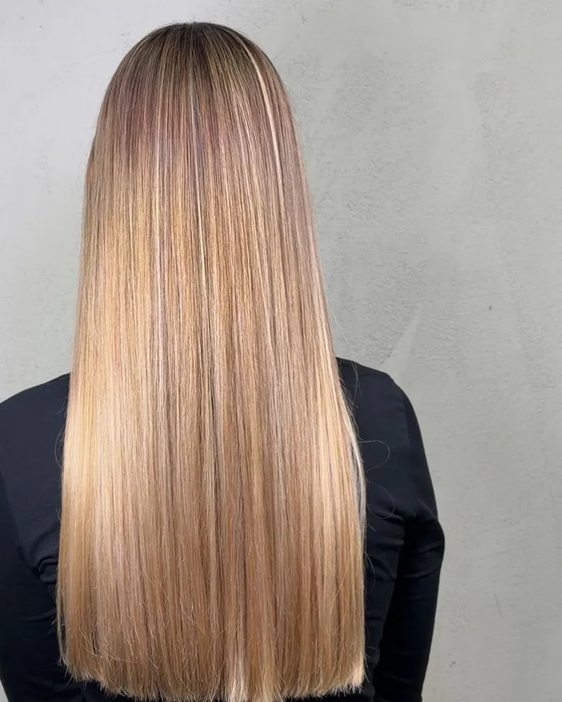 Długie proste włosy z jasnym balayage, widok od tyłu, fryzjerka Poznań Jeżyce