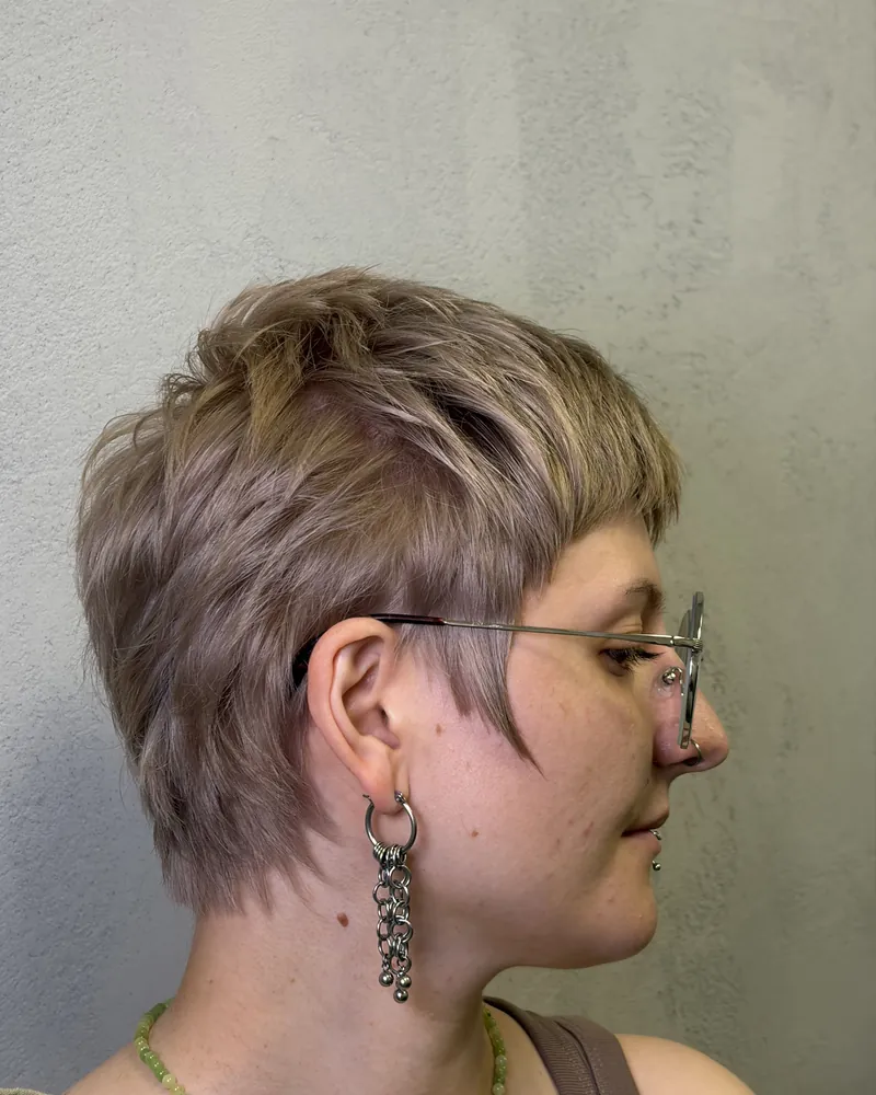 Krótka fryzura pixie z grzywką w popielatym blondzie, fryzjerka Poznań Jeżyce