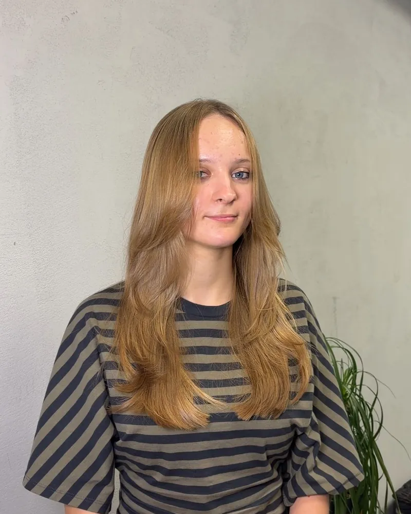 Długie, warstwowe włosy w ciepłym odcieniu blond, ujęcie z przodu, fryzjerka Poznań Jeżyce