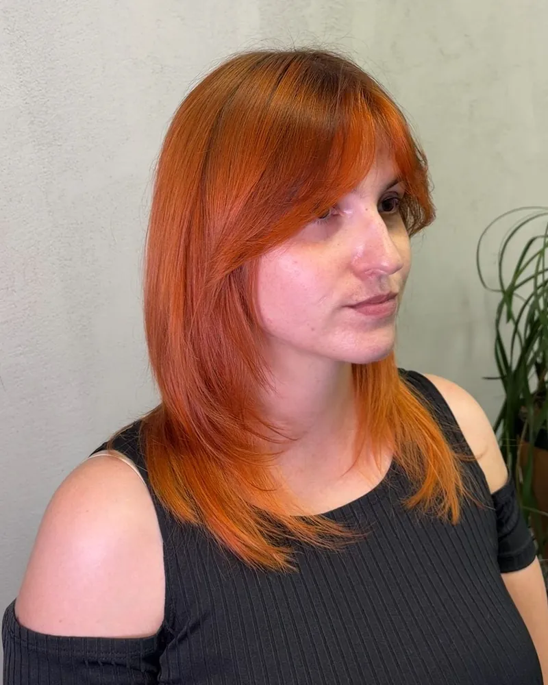 Wygładzone, lśniące włosy w miedzianym kolorze z grzywką, fryzjerka Poznań Jeżyce